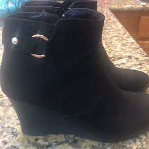 Maurice’s Brand wedge ankle boots size 9